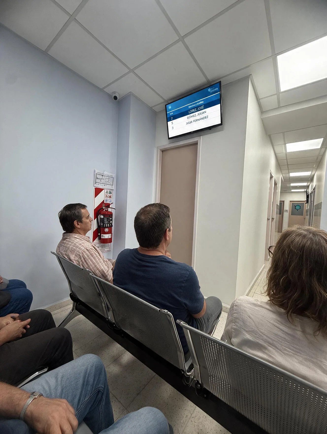 Sala de espera y pantalla de llamado a recepción